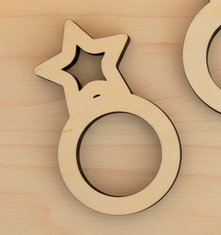 Argollas de madera personalizables con el nombre grabado a láser con distintas formas. Una estrella con agujero