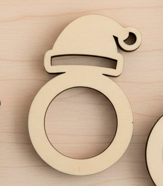 Argollas de madera personalizables con el nombre grabado a láser con distintas formas. Un gorro de Navidad