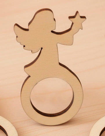 Argollas de madera personalizables con el nombre grabado a láser con distintas formas. Un angelito con estrella