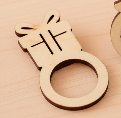 Argollas de madera personalizables con el nombre grabado a láser con distintas formas. Un regalo