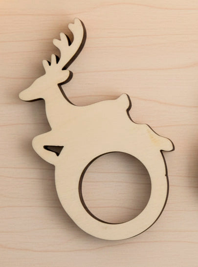 Argollas de madera personalizables con el nombre grabado a láser con distintas formas. Un reno de Papá Noel