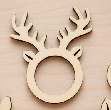 Argollas de madera personalizables con el nombre grabado a láser con distintas formas. Un reno de Papá Noel