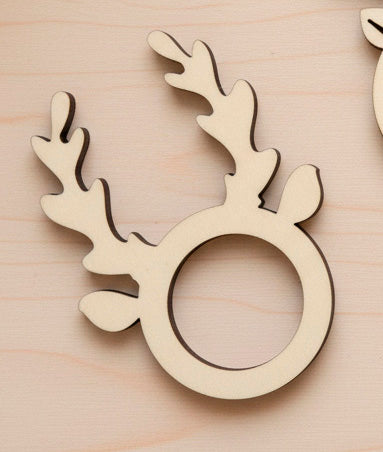 Argollas de madera personalizables con el nombre grabado a láser con distintas formas. Un reno de Papá Noel