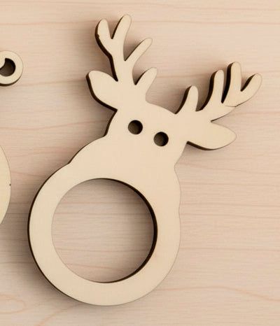 Argollas de madera personalizables con el nombre grabado a láser con distintas formas. Un reno de Papá Noel