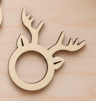 Argollas de madera personalizables con el nombre grabado a láser con distintas formas. Un reno de Papá Noel