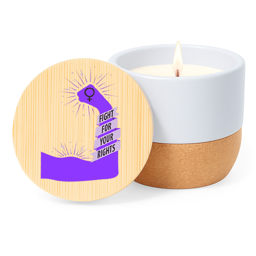 Vela aromática de lino con mensaje del Día de la Mujer en tarro de cerámica con base de corcho y tapa de bambú