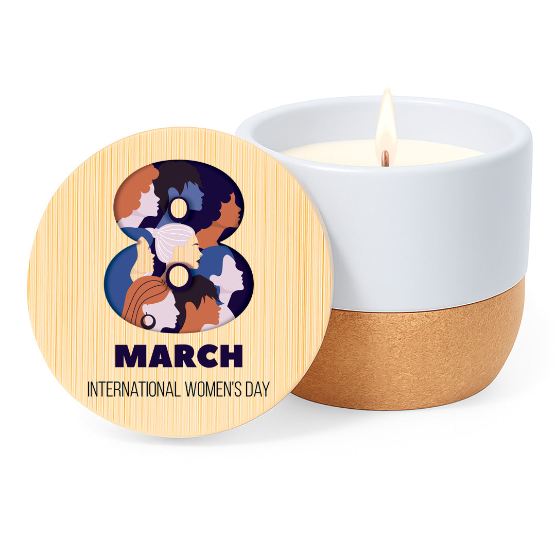 Vela aromática de lino con mensaje del Día de la Mujer en tarro de cerámica con base de corcho y tapa de bambú