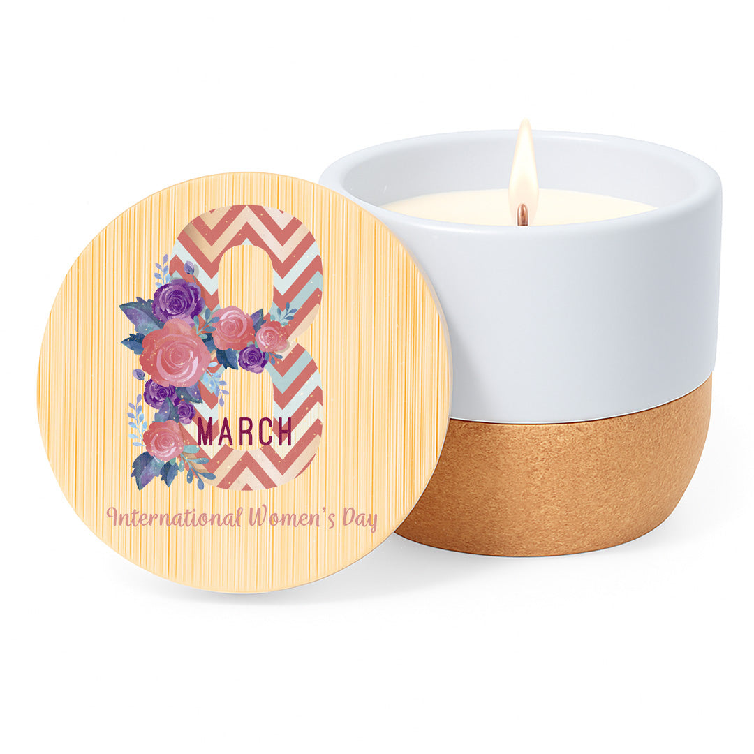 Vela aromática de lino con mensaje del Día de la Mujer en tarro de cerámica con base de corcho y tapa de bambú