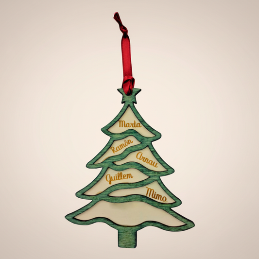 Adorno de Navidad en forma de árbol de madera a dos capas. Personalizable con nombres y mensaje grabados a láser. Incluye cinta roja para colgar. Detalle navideño único y artesanal.