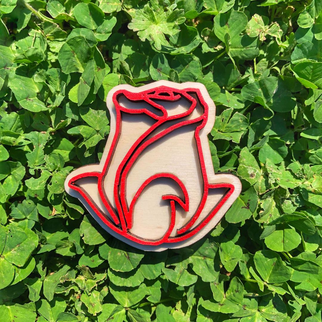 Imán de madera con forma de rosa de Sant Jordi en relieve rojo, diseño artesanal disponible en dos modelos —abierta o cerrada—, ideal como recuerdo sostenible y decorativo. Modelo cerrado