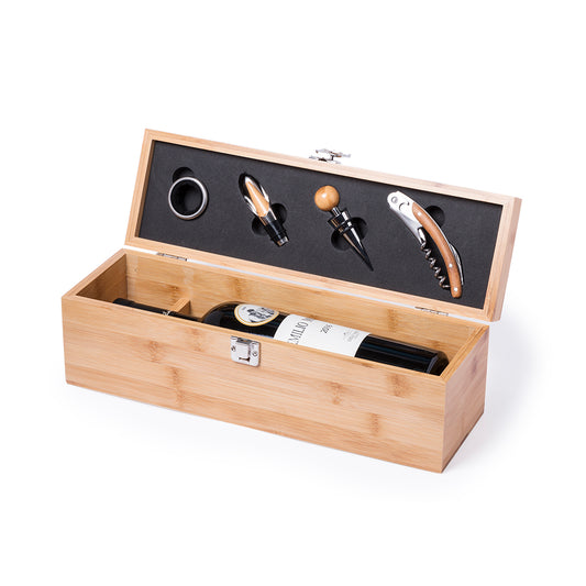 Set de vinos premium acabado en madera bambú. Accesorios de acero inox. Incluye sacacorchos, cortacápsulas, tapón, dosificador y recogegotas. Presentado en estuche individual de madera de bambú, con compartimento interior para botella de vino -no incluida-. Visión de la caja abierta
