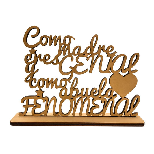 Trofeo formado por palabras de madera unidas entre ellas con símbolos en forma de estrellas y corazones y base de madera. Las palabras rezan "Como madre eres Genial y como Abuela Fenomenal"