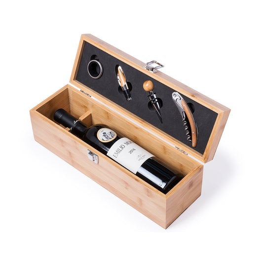 Set de vinos premium acabado en madera bambú. Accesorios de acero inox. Incluye sacacorchos, cortacápsulas, tapón, dosificador y recogegotas. Presentado en estuche individual de madera de bambú, con compartimento interior para botella de vino -no incluida-.