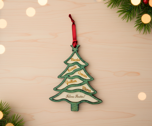 Adorno de Navidad en forma de árbol de madera a dos capas. Personalizable con nombres y mensaje grabados a láser. Incluye cinta roja para colgar. Detalle navideño único y artesanal.