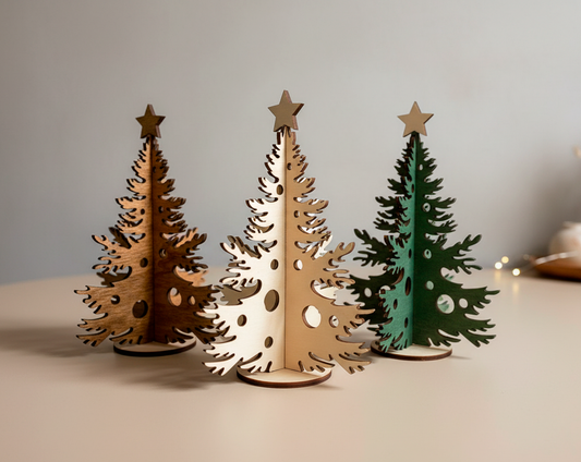 Árbol de Navidad de madera formado por dos piezas que encajan una dentro de la otra y sujetadas en una base. Con pequeños agujeros para colgar decoraciones navideñas. Tres colores de madera para elegir.