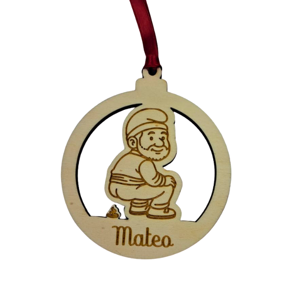 Bola de Nadal de fusta personalitzable amb nom gravat a làser, decorada amb la figura del Caganer del pessebre.