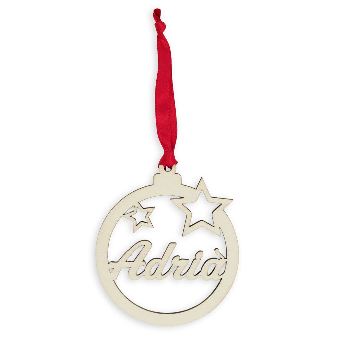 Bola de navidad de madera formada por un círculo y dos estrellas troqueladas y el nombre en el centro. Ligera y resistente. Incluye cinta roja para colgar en el árbol. 