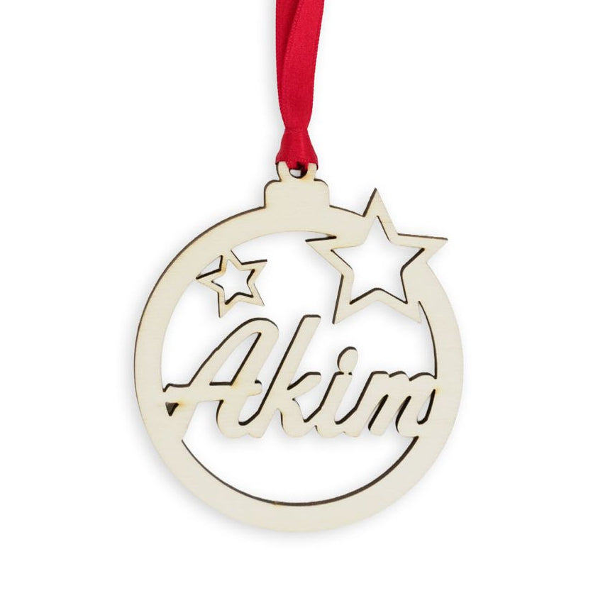 Bola de navidad de madera formada por un círculo y dos estrellas troqueladas y el nombre en el centro. Ligera y resistente. Incluye cinta roja para colgar en el árbol. 