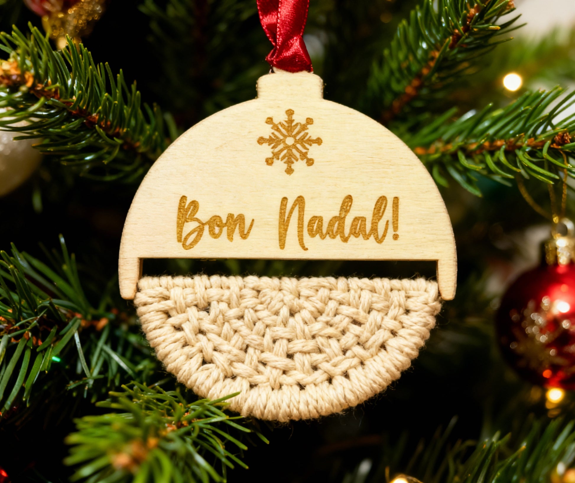 Adorno navideño de madera personalizado con macramé en hilo beige natural. Elemento diy para personalizar a tu gusto.