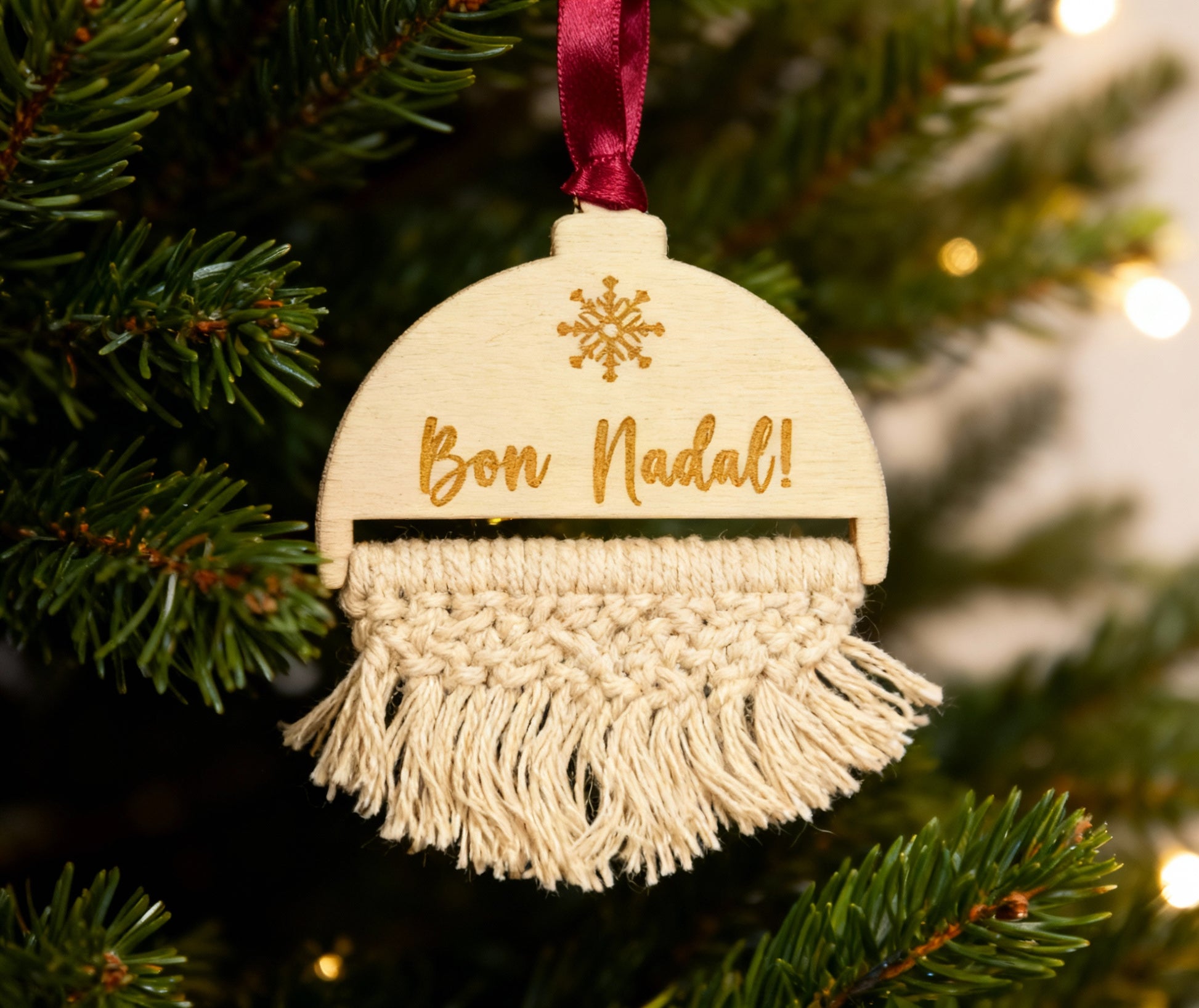 Adorno navideño de madera personalizado con macramé en hilo beige natural. Elemento diy para personalizar a tu gusto.