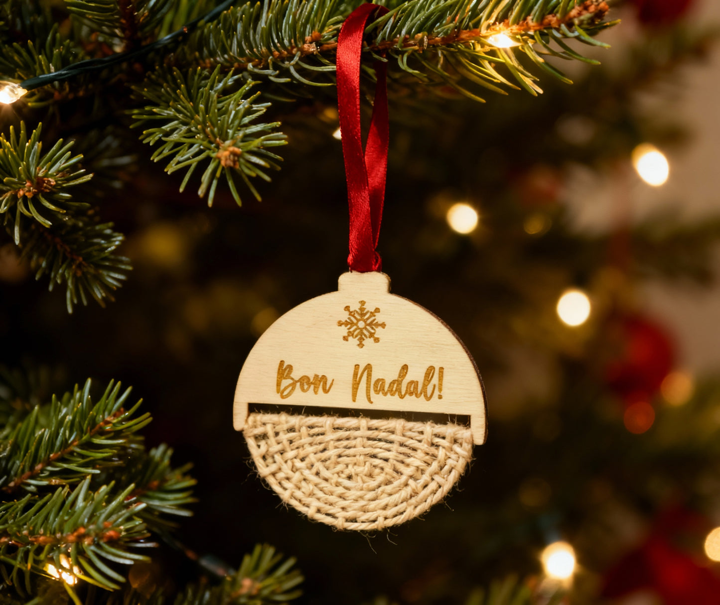 Adorno navideño de madera personalizado con macramé en hilo beige rústico natural. Elemento diy para personalizar a tu gusto.