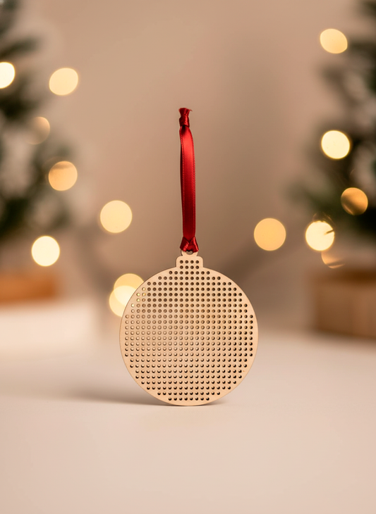Adorno navideño sencillo de madera para crear con punto de cruz o bordado. Elemento diy para personalizar a tu gusto.