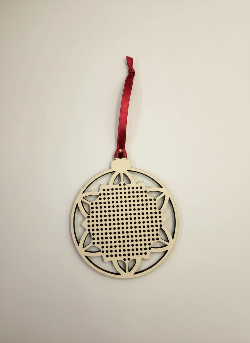 Adorno navideño elegante de madera para crear con punto de cruz o bordado. Elemento diy para personalizar a tu gusto.