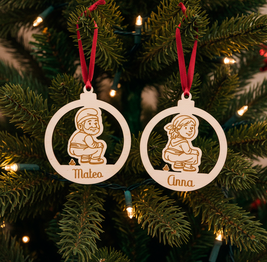 Bola de Nadal de fusta personalitzable amb nom gravat a làser, decorada amb la figura del Caganer del pessebre.