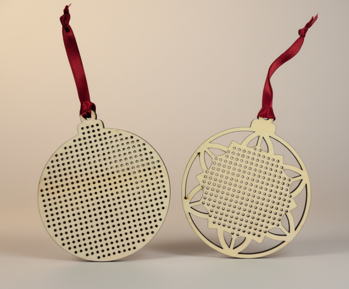 Adorno navideño de madera para crear con punto de cruz o bordado. Elemento diy para personalizar a tu gusto.