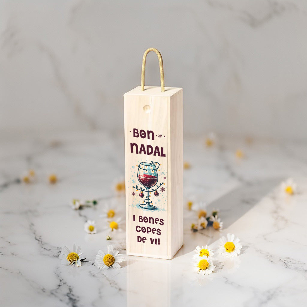 Caja de Madera para botella de vino, edición Navidad con dibujo de una copa de vino decorada de navidad y el texto "Bon Nadal i Bones copes de vi"