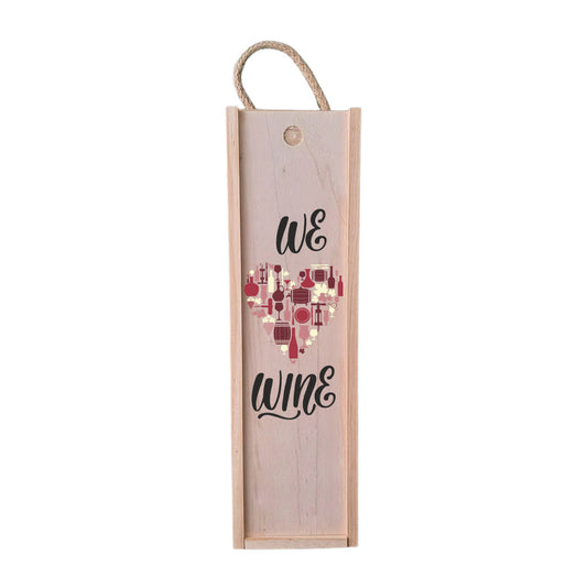 Caja de madera para presentar una botella de vino con una ilustración en forma de corazón y el texto We Love Wine.