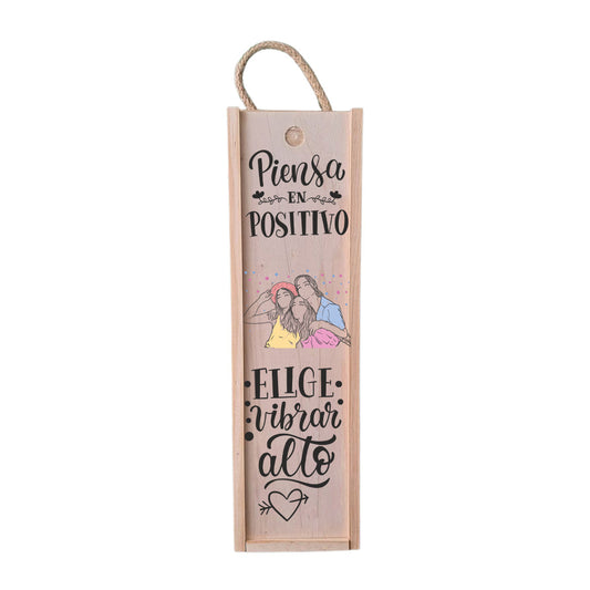 Caja de madera para presentar botella de vino con la frase impresa "Piensa en positivo, elige vibrar alto"
