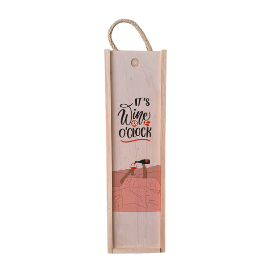 Caja de madera para presentar una botella de vino con el mensaje divertido "It's Wine O'clock"