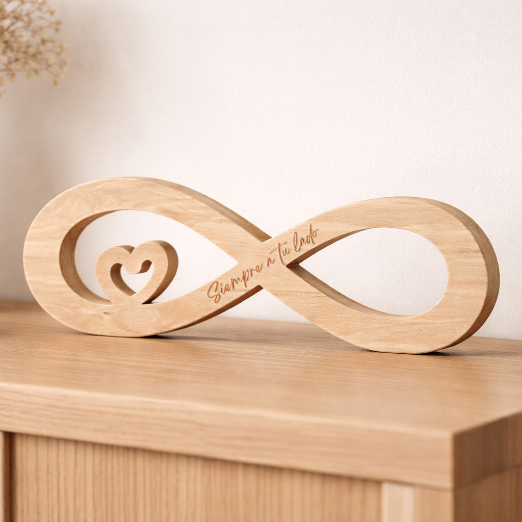 Figura decorativa de madera de haya natural en forma de infinito con un pequeño corazón en su interior y un mensaje grabado a láser ideal para el día de san valentín. Regalo para enamorados. Siempre a tu lado