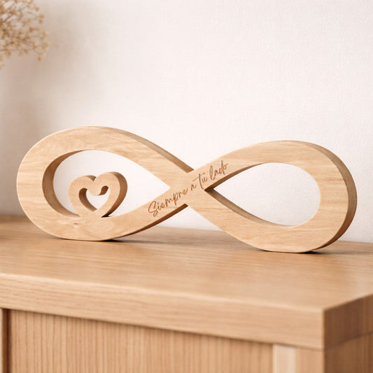 Figura decorativa de madera de haya natural en forma de infinito con un pequeño corazón en su interior y un mensaje grabado a láser ideal para el día de san valentín. Regalo para enamorados. Siempre a tu lado
