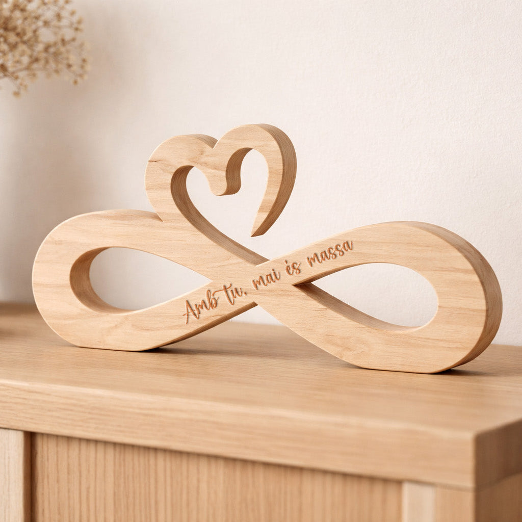 Figura decorativa de madera de haya natural en forma de infinito con un pequeño corazón encima y un mensaje grabado a láser ideal para el día de san valentín. Regalo para enamorados. Amb tu, mai és massa