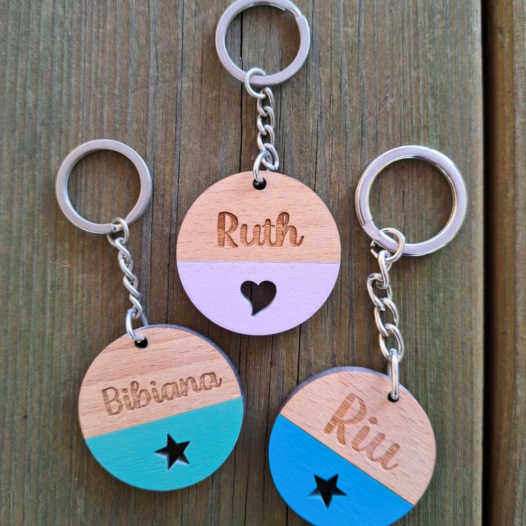 Llavero de Madera con Toque de Color Personalizado