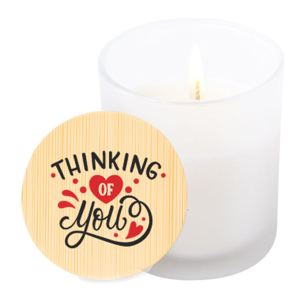 Vela aromática de vainilla en tarro de cristal translúcido con tapa de bambú y mensaje impreso en colores rojo y negro. Thinking of you