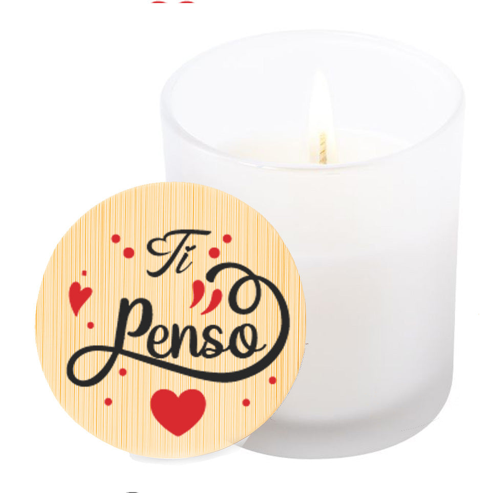 Vela aromática de vainilla en tarro de cristal translúcido con tapa de bambú y mensaje impreso en colores rojo y negro. Ti penso