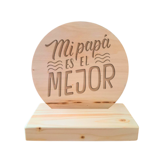 Trofeo en forma circular, de tablero de chopo natural con base de madera de abeto. Personalizado con grabado a láser especial para el día del padre. 