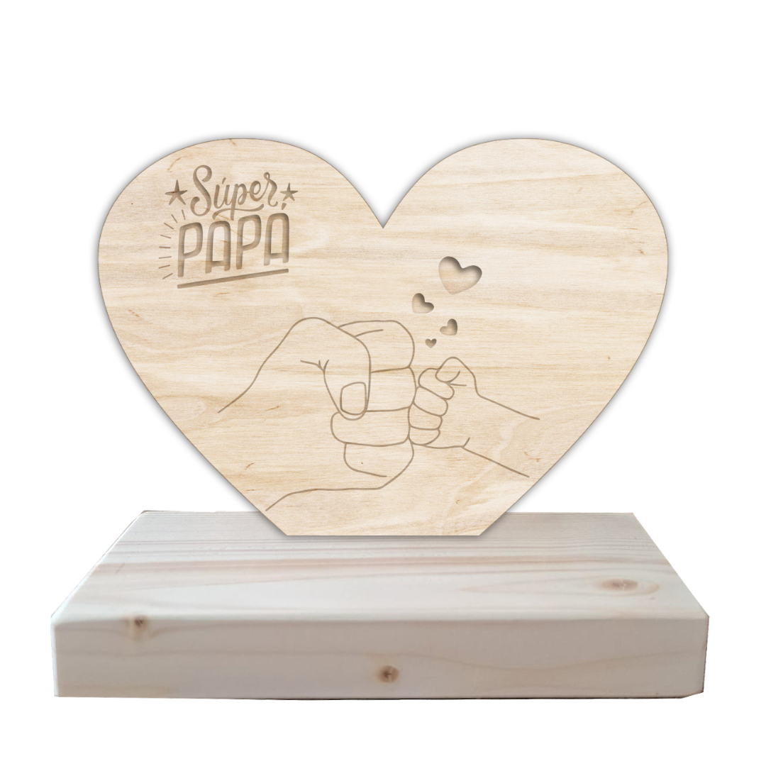 Trofeo en forma de corazón, de tablero de chopo natural con base de madera de abeto. Personalizado con grabado a láser especial para el día del padre. 