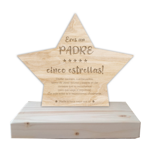 Trofeo en forma de estrella, de tablero de chopo natural con base de madera de abeto. Personalizado con grabado a láser especial para el día del padre. 
