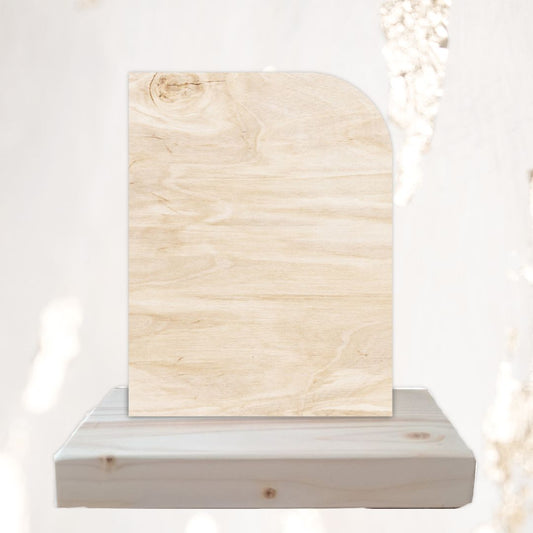Trofeo de madera de chopo de forma de vela con base de abeto para mantenerse en pie. Gran superfície para personalizar grabado a láser o impreso a todo color con el diseño a gusto del cliente.
