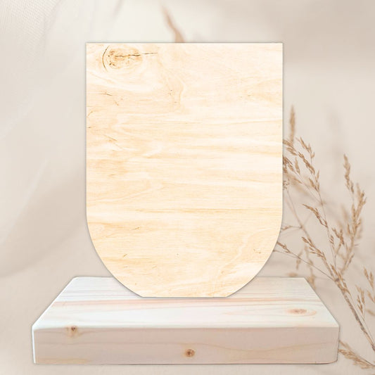 Trofeo de madera de chopo de escudo con base de abeto para mantenerse en pie. Gran superfície para personalizar grabado a láser o impreso a todo color con el diseño a gusto del cliente.