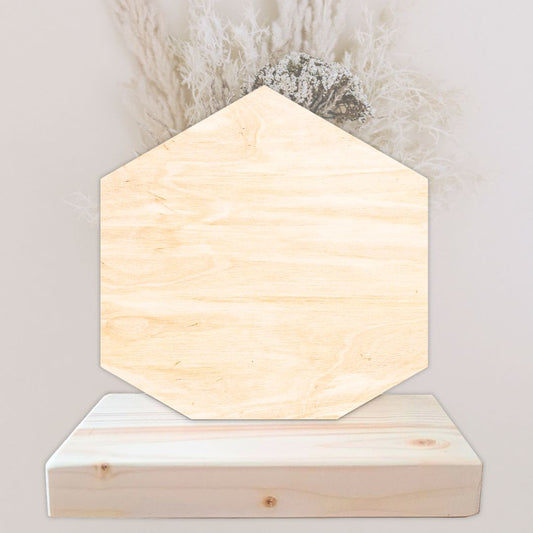 Trofeo de madera de chopo de forma hexagonal con base de abeto para mantenerse en pie. Gran superfície para personalizar grabado a láser o impreso a todo color con el diseño a gusto del cliente.