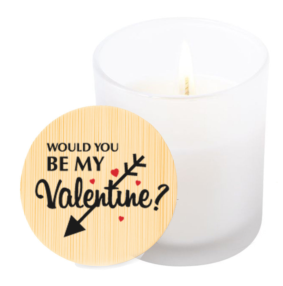 Vela aromática de vainilla en tarro de cristal translúcido con tapa de bambú y mensaje impreso en colores rojo y negro. Be Mine. Would you be my valentine