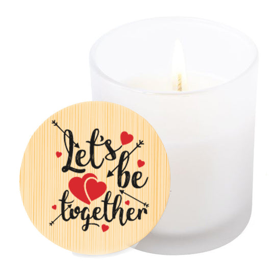 Vela aromática de vainilla en tarro de cristal translúcido con tapa de bambú y mensaje impreso en colores rojo y negro. Let's be together