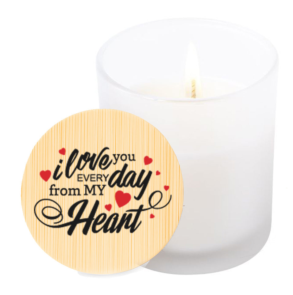 Vela aromática de vainilla en tarro de cristal translúcido con tapa de bambú y mensaje impreso en colores rojo y negro. Be Mine. I love you every day from my heart