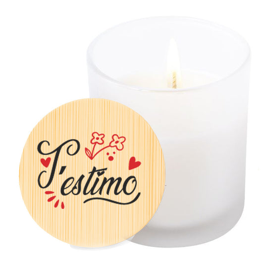 Vela aromática de vainilla en tarro de cristal translúcido con tapa de bambú y mensaje impreso en colores rojo y negro. T'estimo