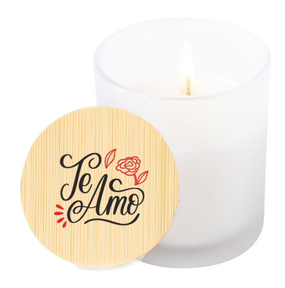 Vela aromática de vainilla en tarro de cristal translúcido con tapa de bambú y mensaje impreso en colores rojo y negro. Te amo